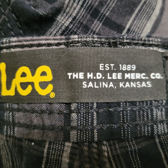 Mens Lee's plaid cargo shorts. Size 36 - Picture 2 of 2
